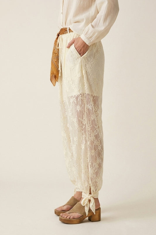 Q2 Pantaloni rilassati con orlo trasparente in pizzo floreale color crema