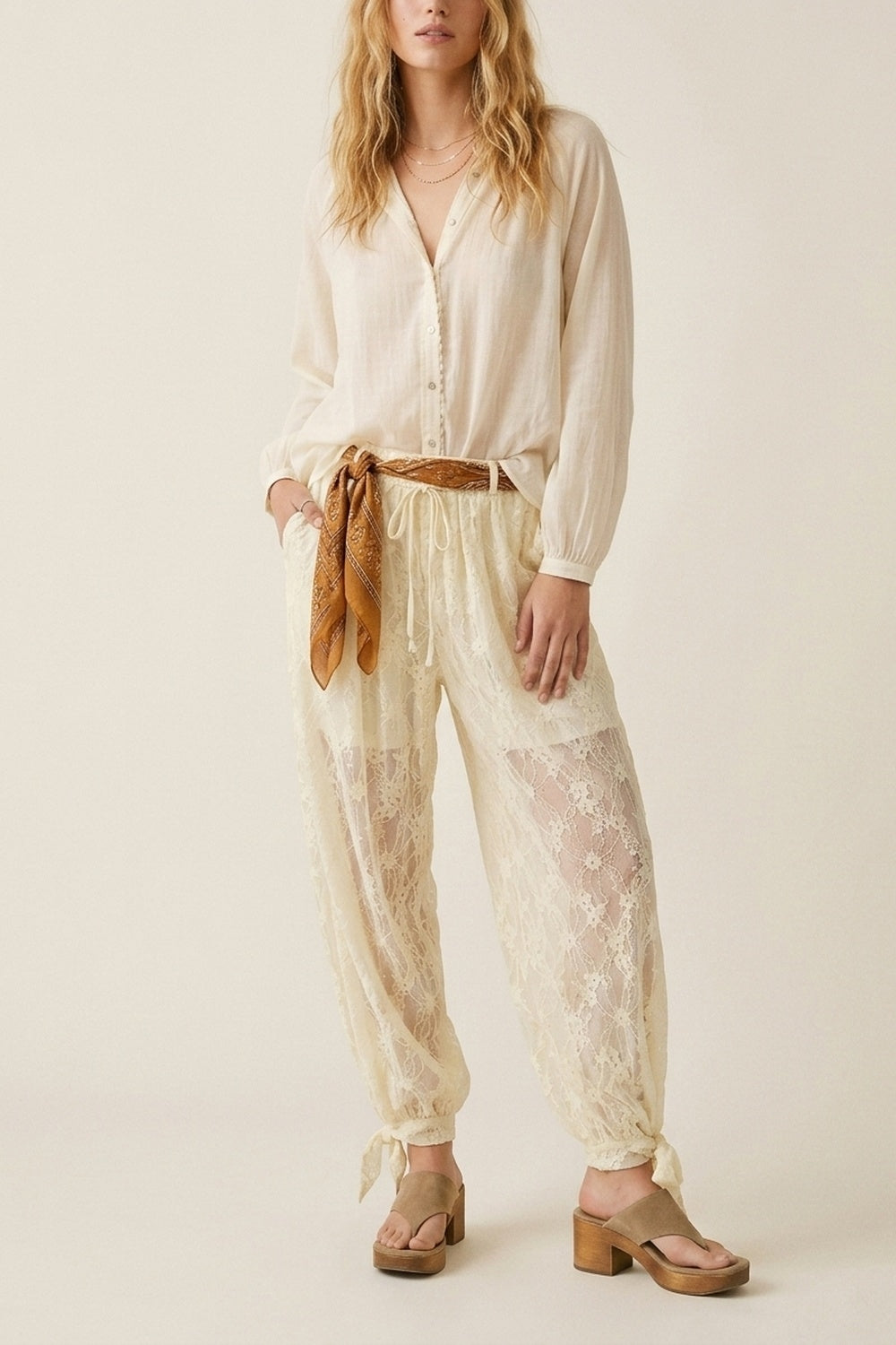 Pantaloni rilassati con orlo trasparente in pizzo floreale color crema