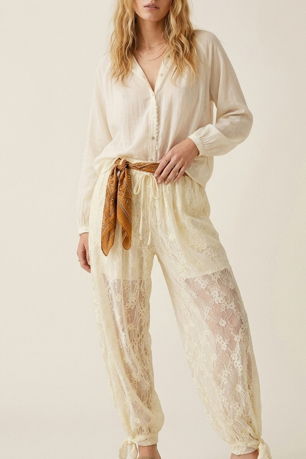 Pantaloni rilassati con orlo trasparente in pizzo floreale color crema
