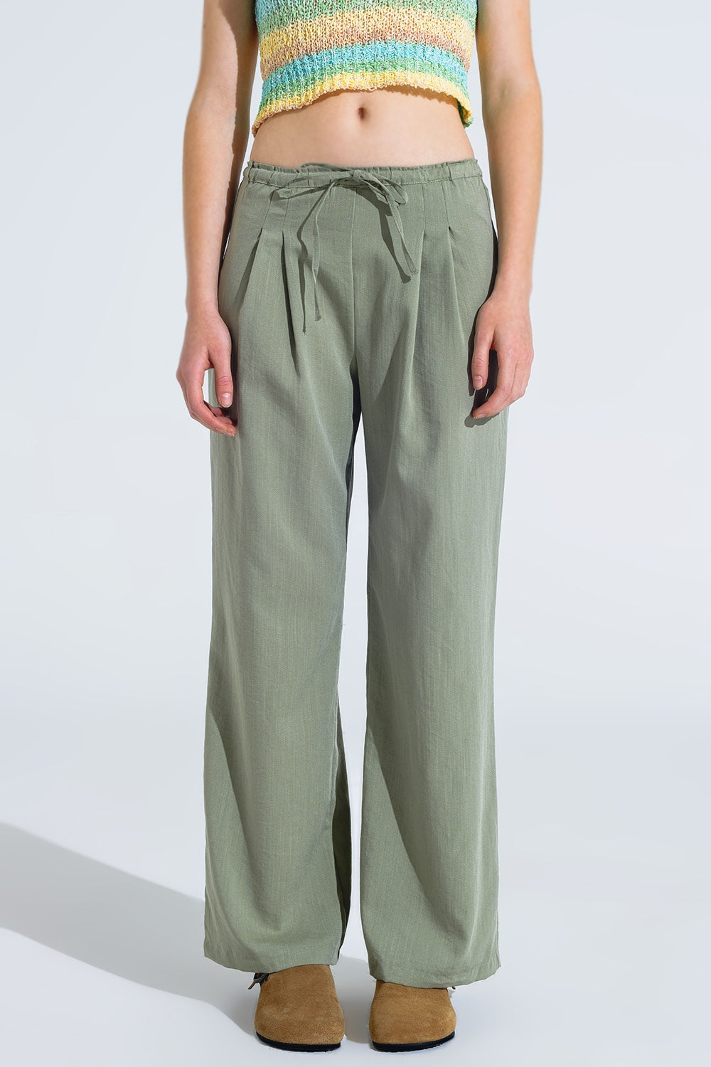 Q2 Pantaloni rilassati verde chiaro con chiusura a coulisse e tasche laterali