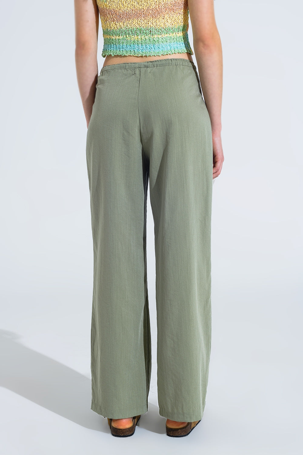 Pantaloni rilassati verde chiaro con chiusura a coulisse e tasche laterali