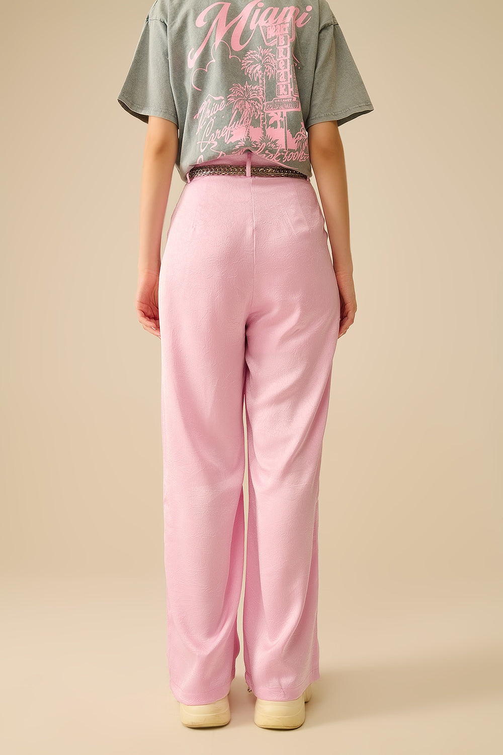 Pantaloni sartoriali in raso a gamba larga in rosa