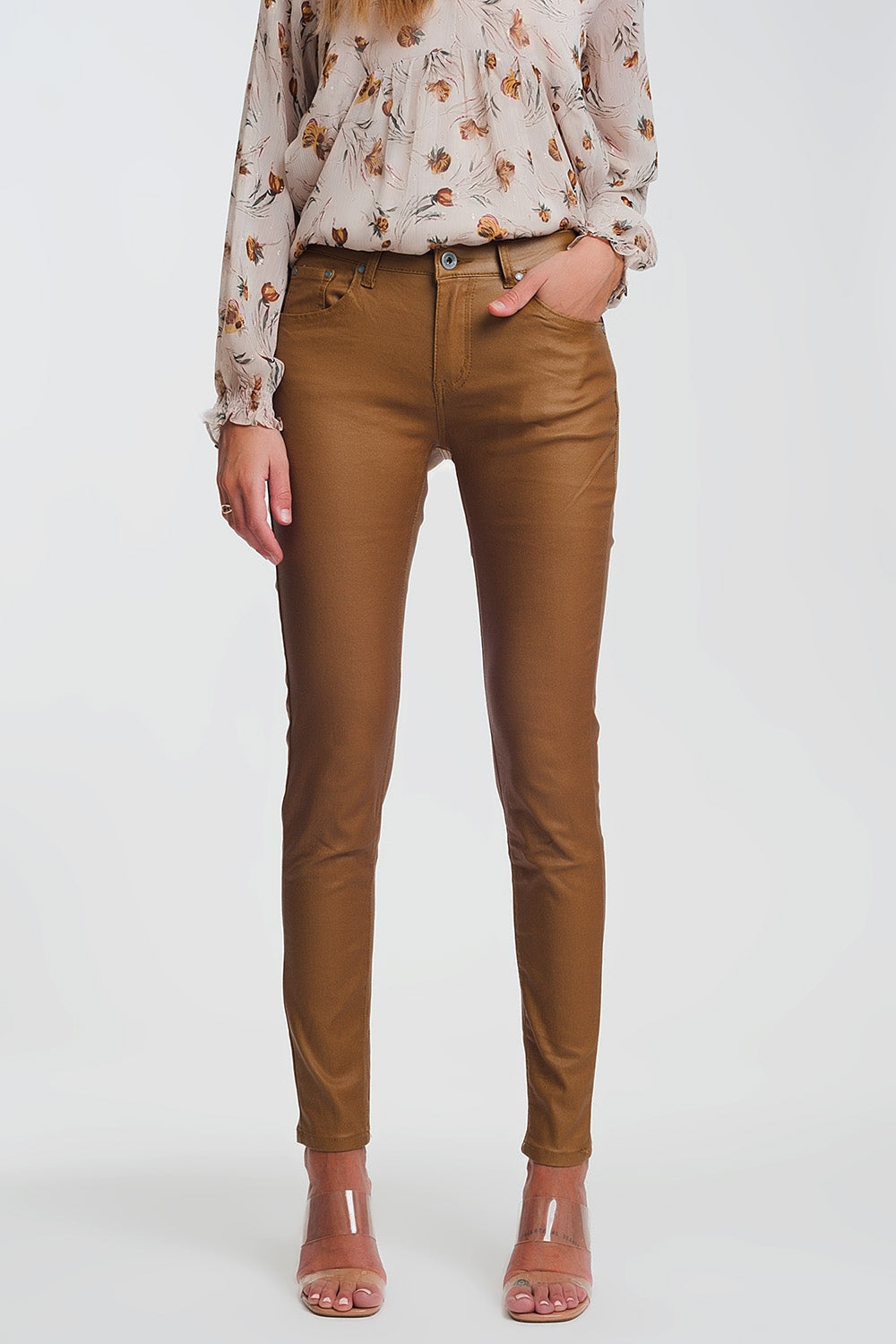 Q2 Pantaloni skinny in tessuto spalmato camel