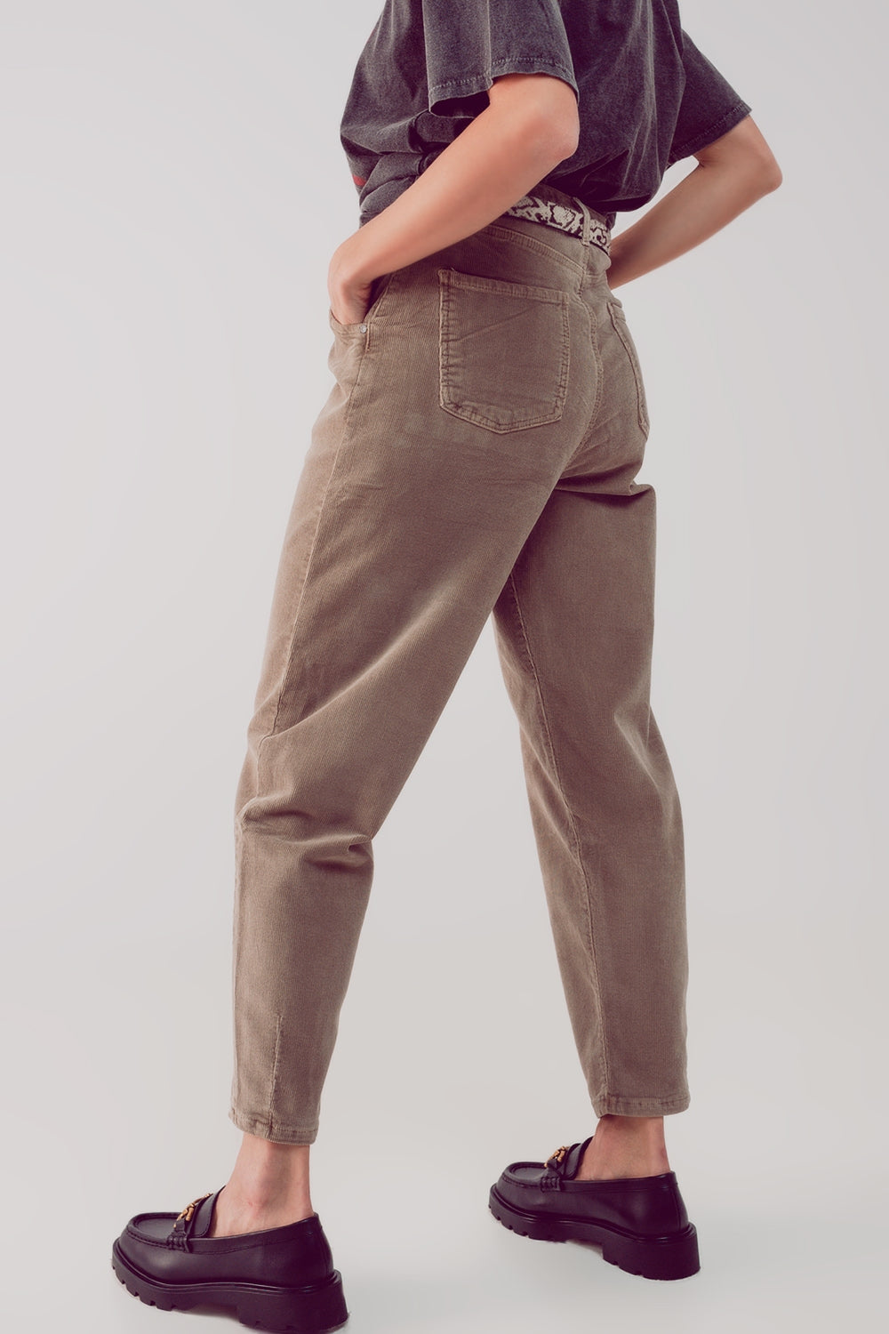 Pantaloni slouchy a vita alta in velluto beige