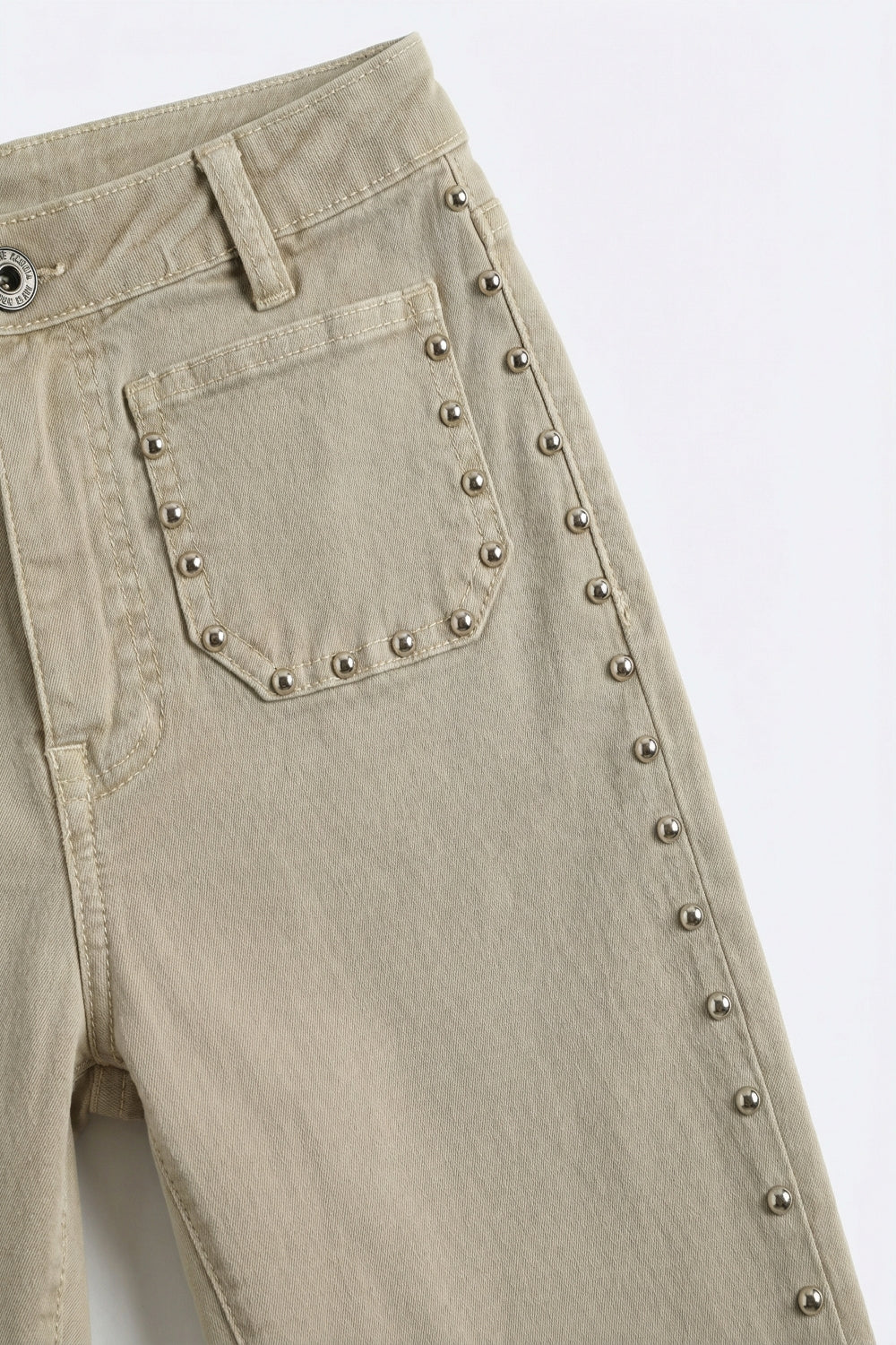 Pantaloni svasati beige con dettaglio laterale borchiato