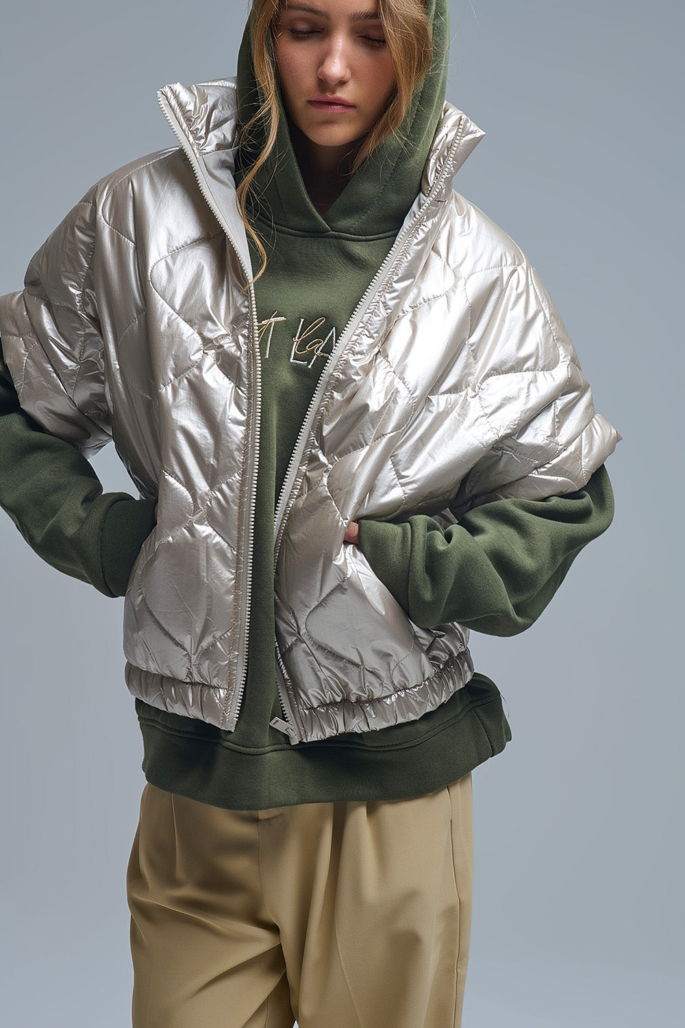 piumino imbottito in oro con manica a cappuccio