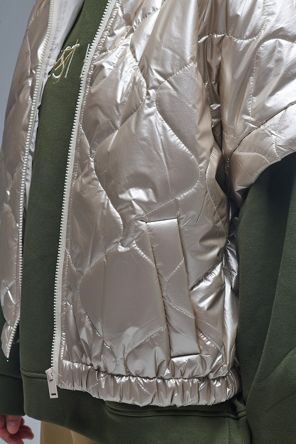 piumino imbottito in oro con manica a cappuccio