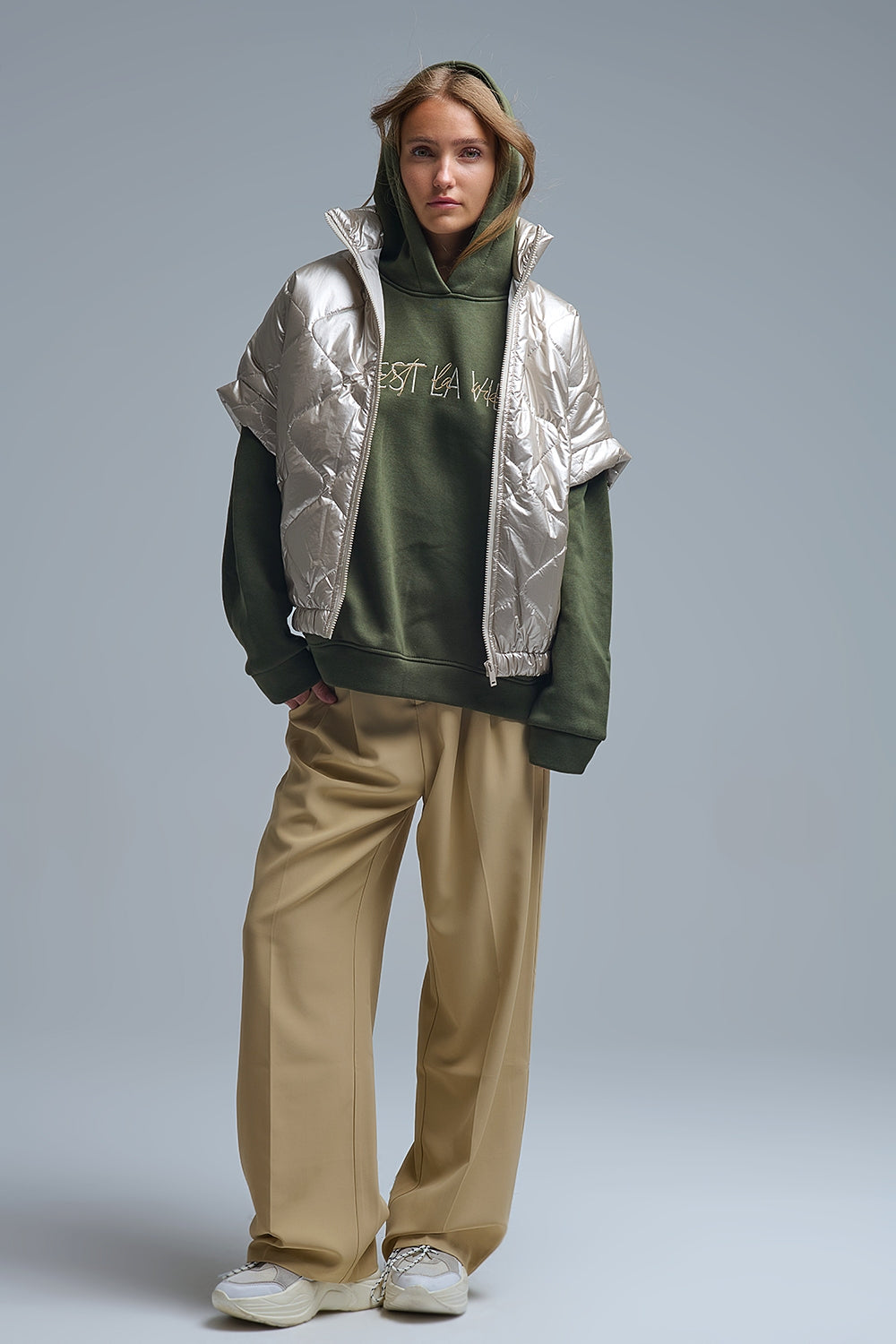 piumino imbottito in oro con manica a cappuccio