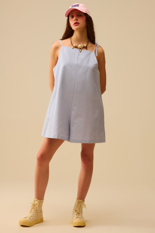 Q2 playsuit blu a righe con lacci sulle spalle e dettaglio tasca posteriore