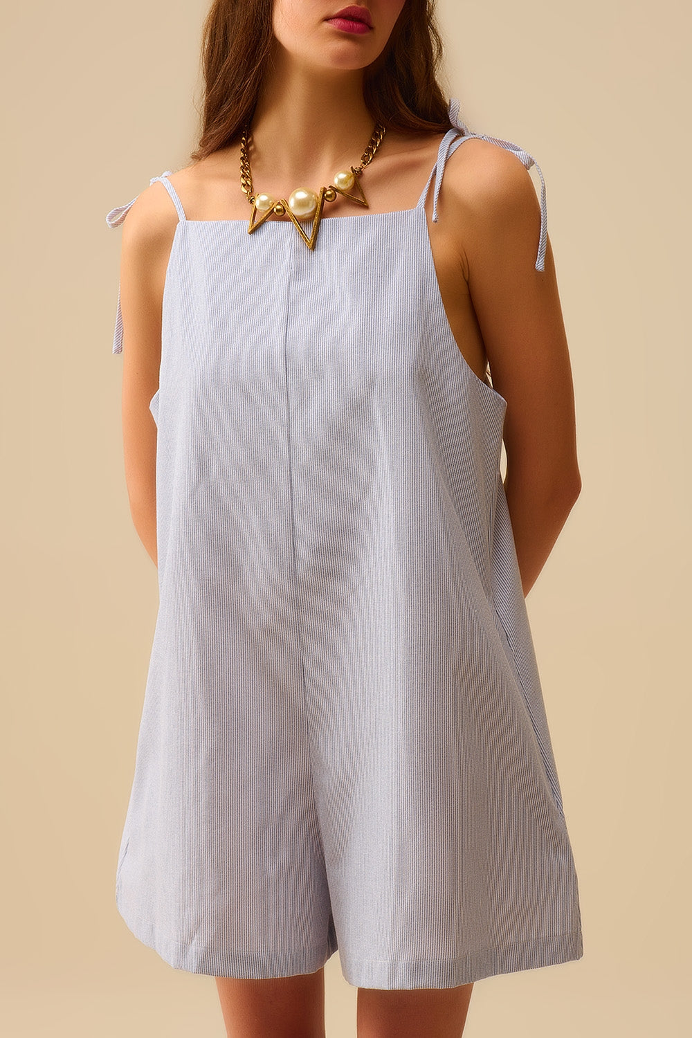 playsuit blu a righe con lacci sulle spalle e dettaglio tasca posteriore