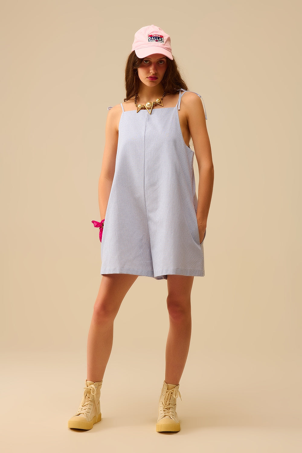 playsuit blu a righe con lacci sulle spalle e dettaglio tasca posteriore