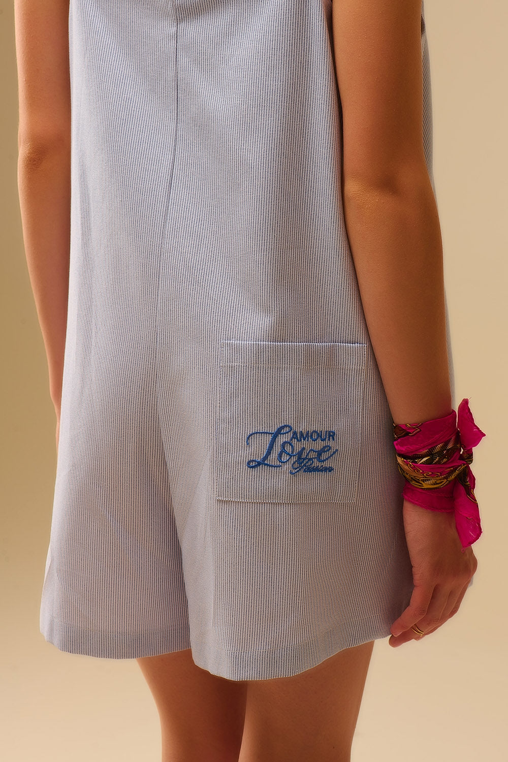 playsuit blu a righe con lacci sulle spalle e dettaglio tasca posteriore