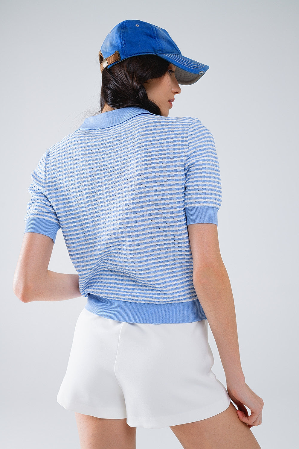 Polo a maniche corte blu con strisce bianche