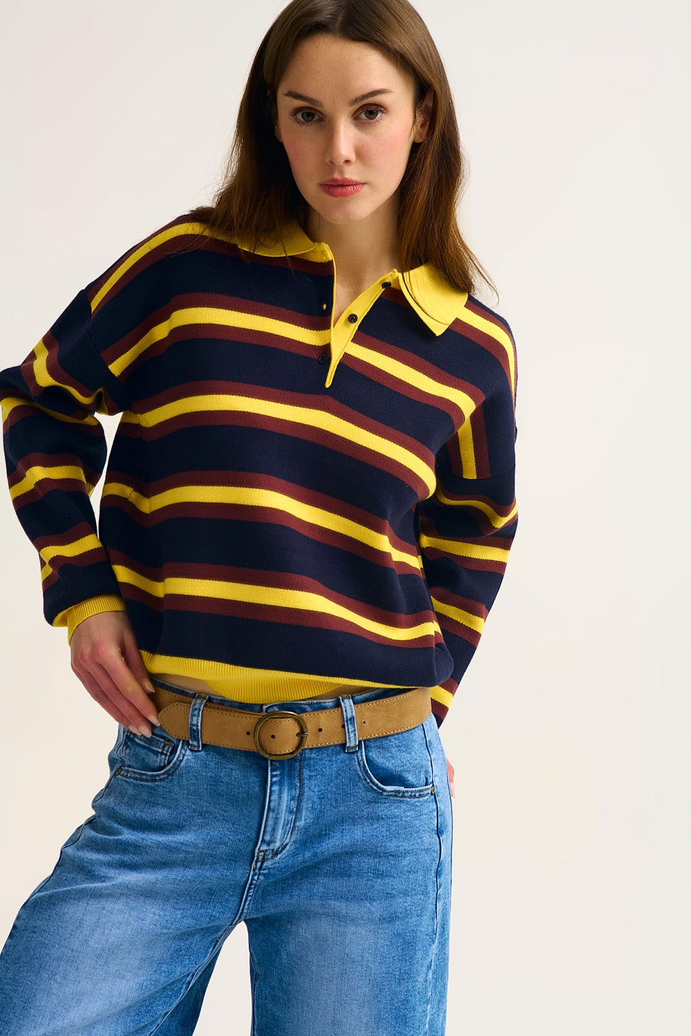 Polo a righe gialle con vestibilità rilassata