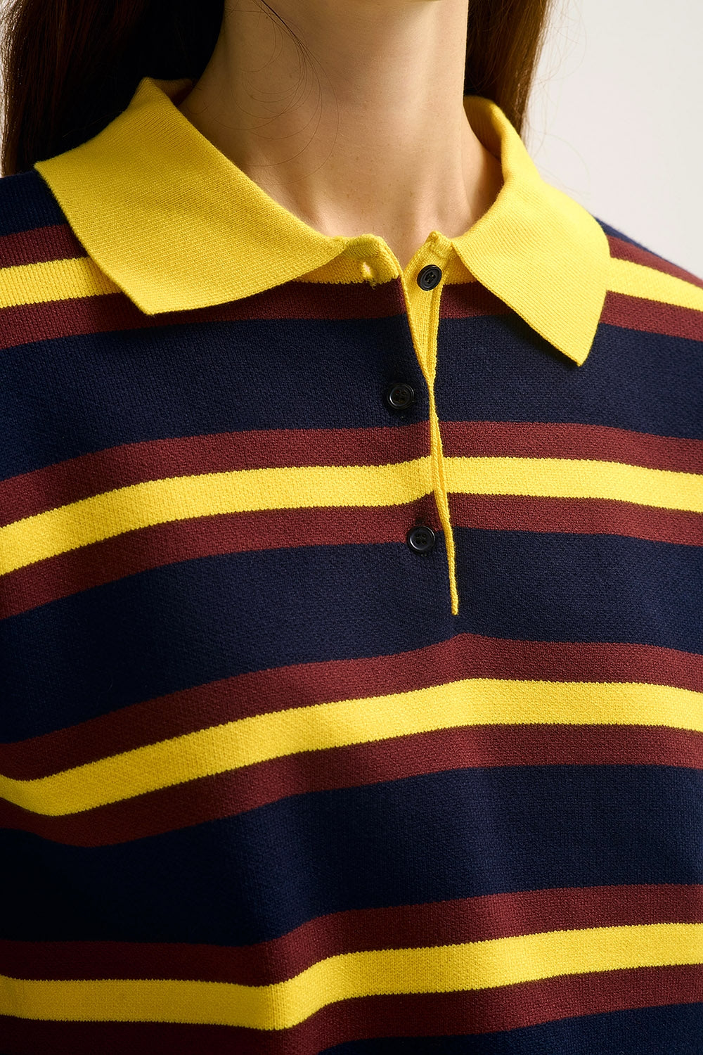 Polo a righe gialle con vestibilità rilassata