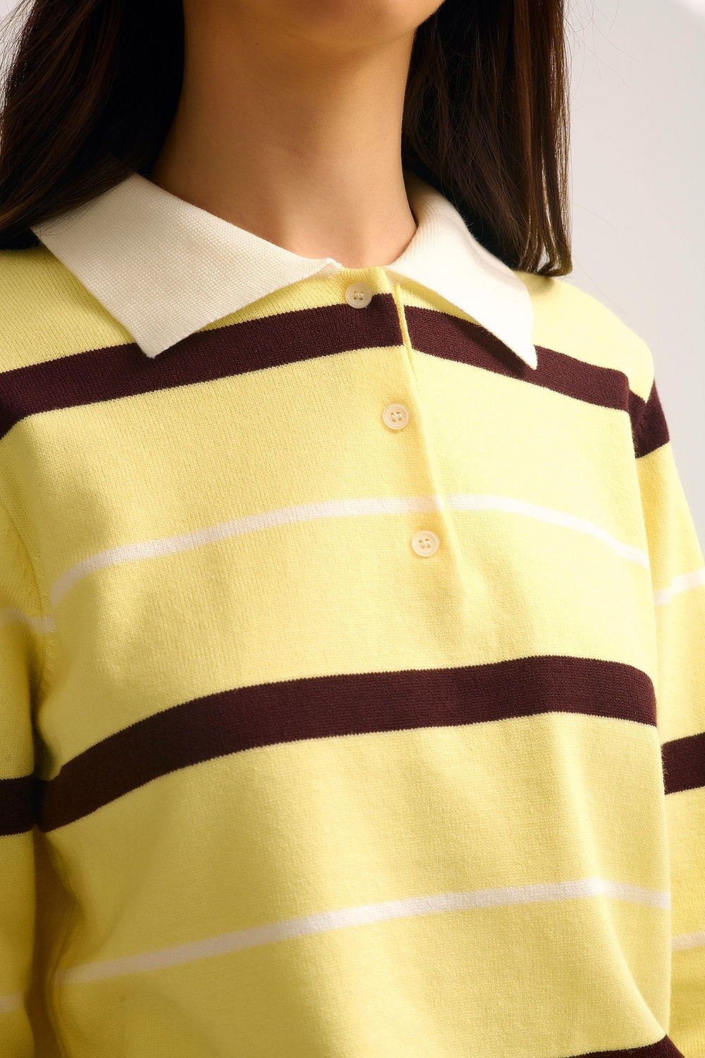 Polo a righe in giallo con colletto bianco