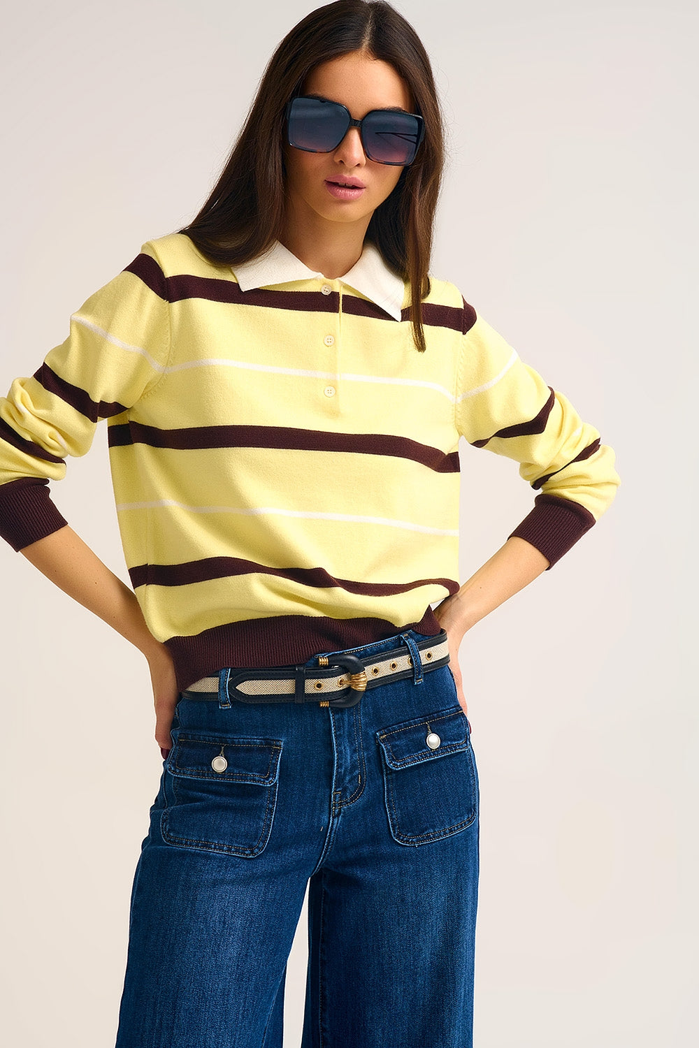 Q2 Polo a righe in giallo con colletto bianco