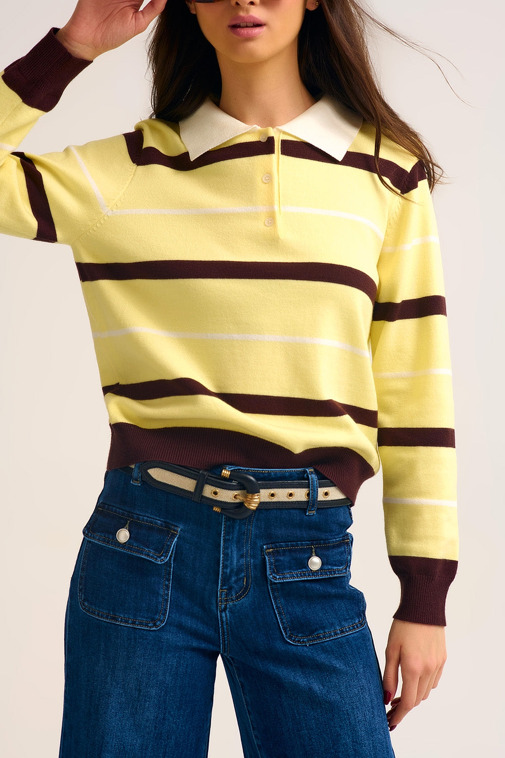 Polo a righe in giallo con colletto bianco