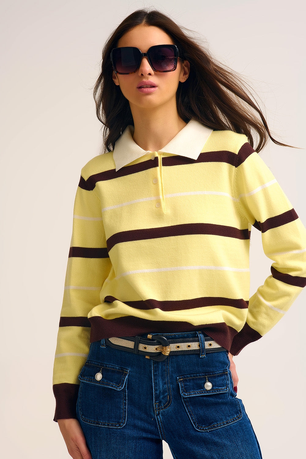 Polo a righe in giallo con colletto bianco