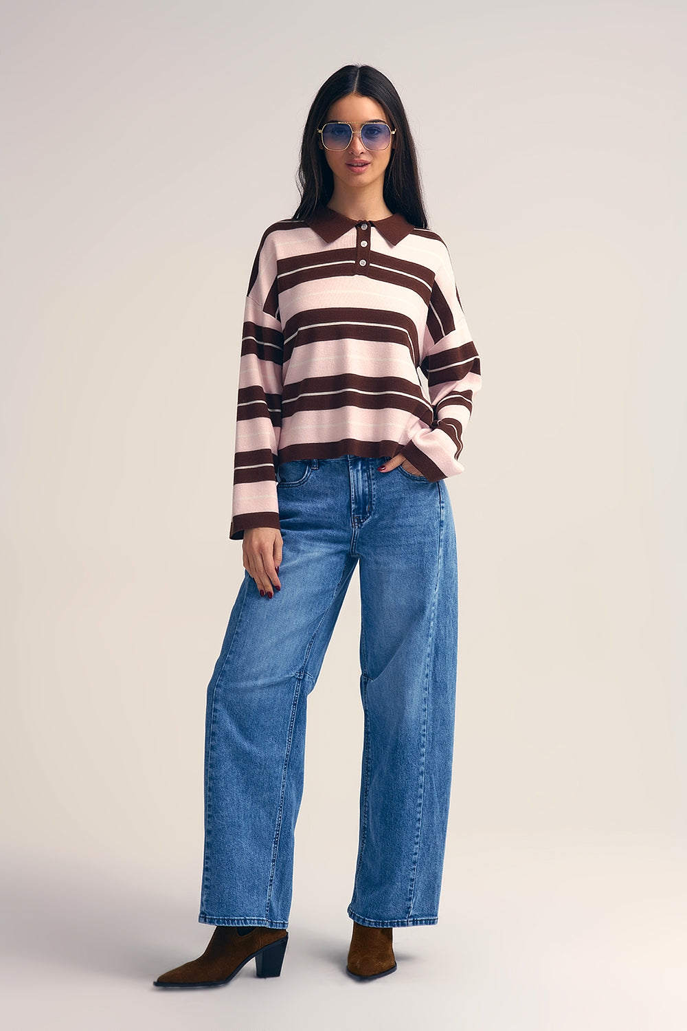 Polo a righe marroni con colletto abbottonato