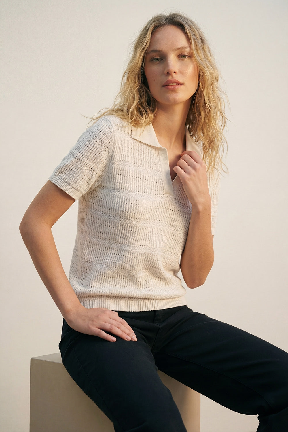 Polo bianco a maniche corte con motivo a maglia aperta
