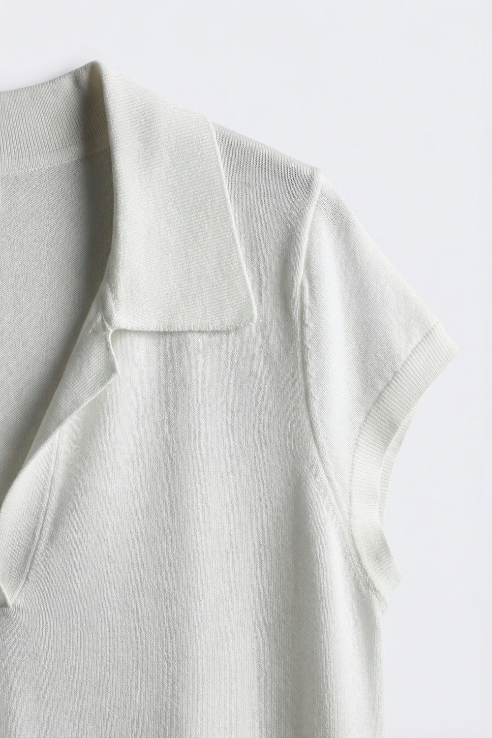 Polo bianco a maniche corte con scollo a V e vestibilità rilassata