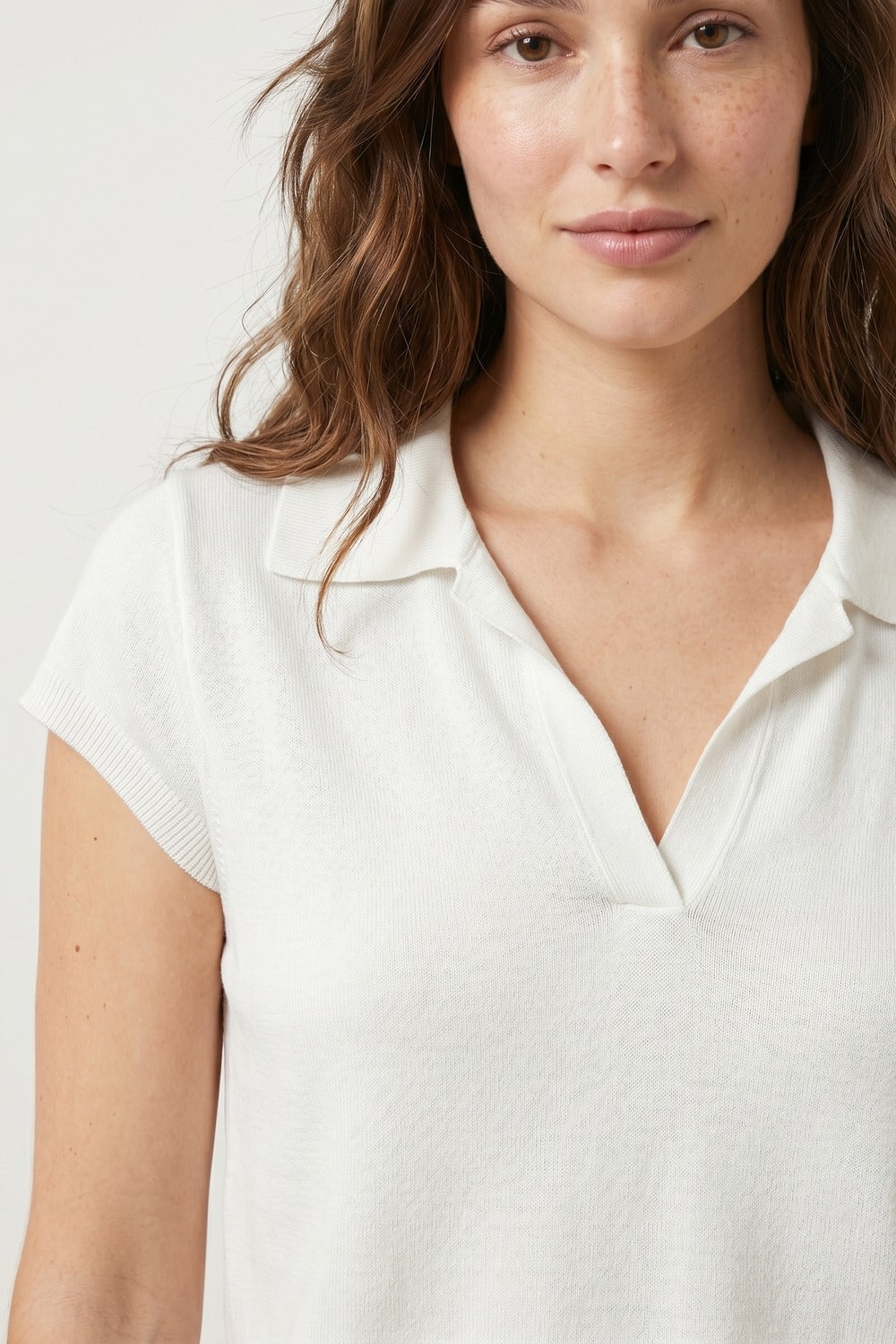 Polo bianco a maniche corte con scollo a V e vestibilità rilassata