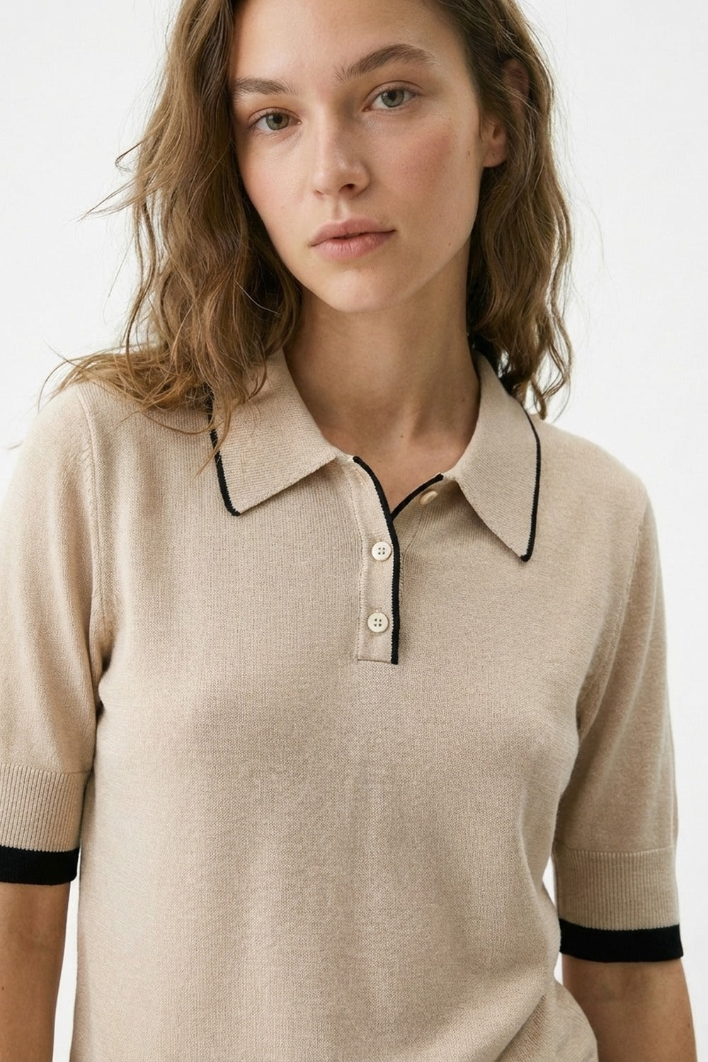 Polo in maglia beige con dettagli in nero
