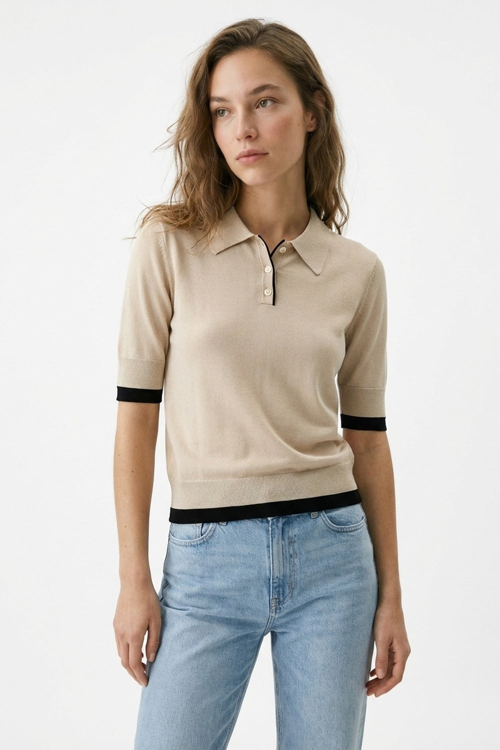 Polo in maglia beige con dettagli in nero