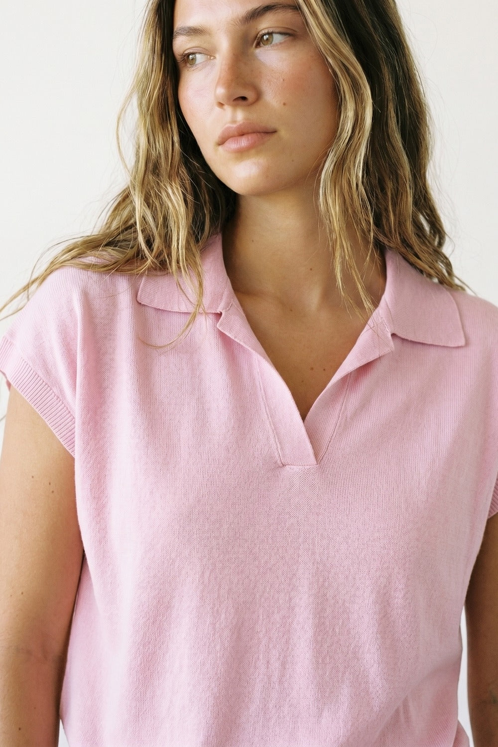 Polo in maglia leggera rosa con maniche corte