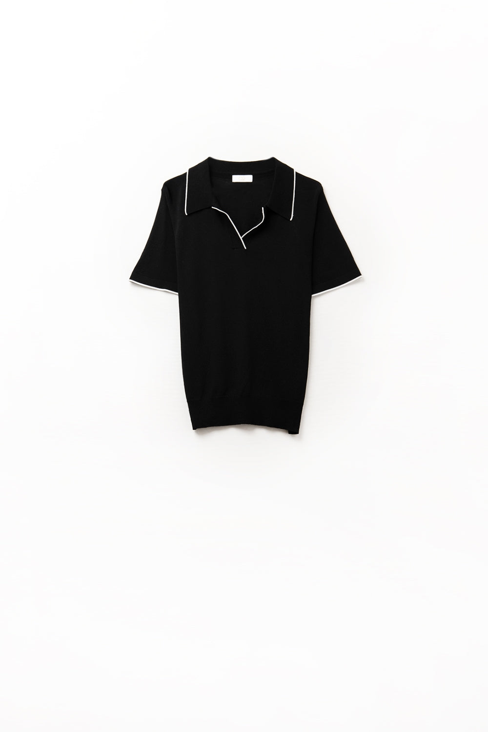Q2 Polo in maglia nera con dettagli a contrasto in bianco