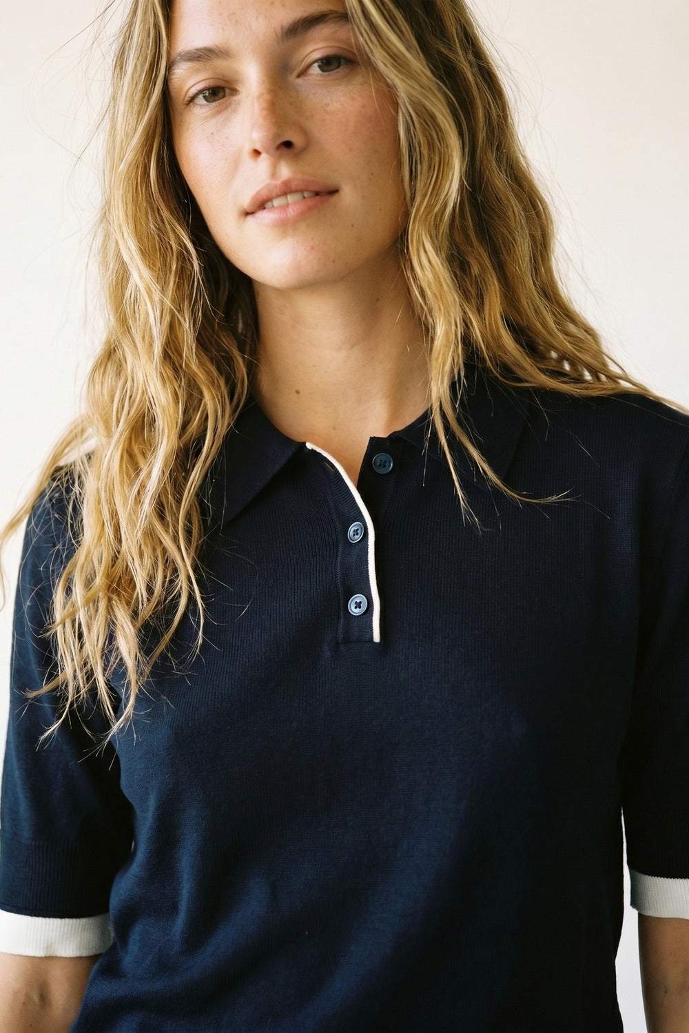 Polo Navy con finiture e bottoni bianchi