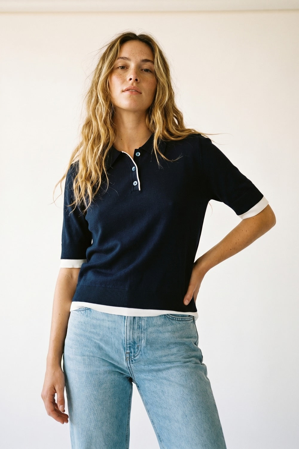 Polo Navy con finiture e bottoni bianchi