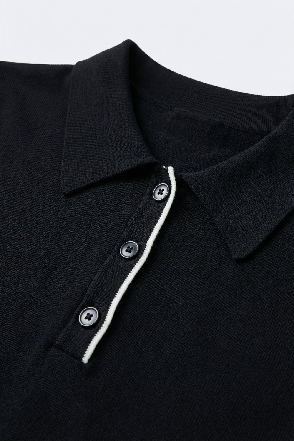 Polo Navy con finiture e bottoni bianchi
