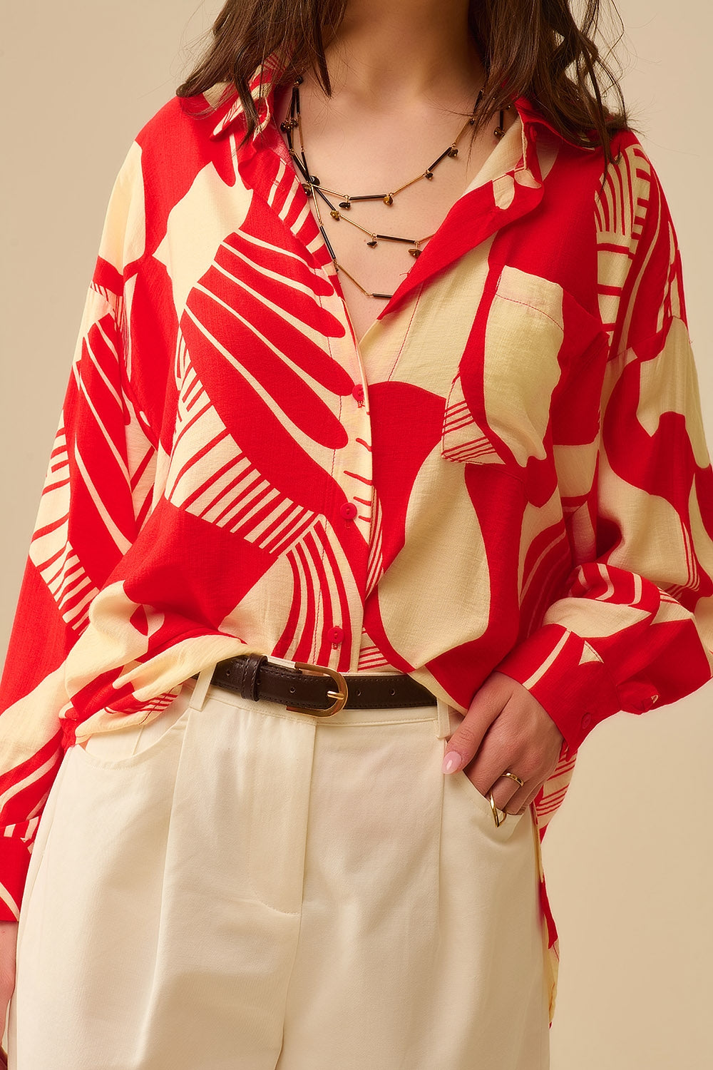 Polo rossa con stampa astratta