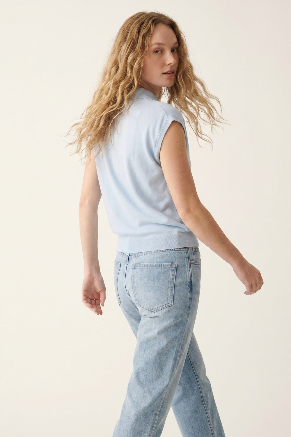 Polo smanicato leggero in maglia azzurro chiaro
