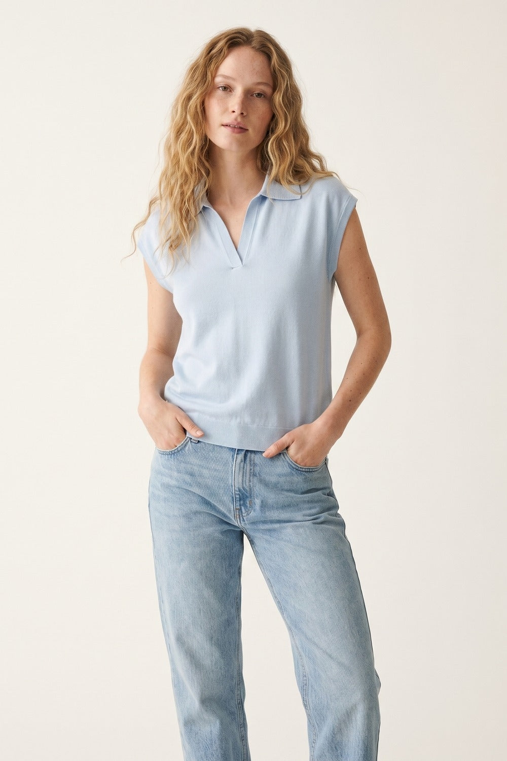 Polo smanicato leggero in maglia azzurro chiaro