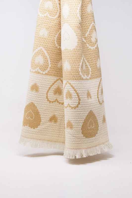 Q2 sciarpa beige con stampa a cuore e dettaglio in filo d'oro