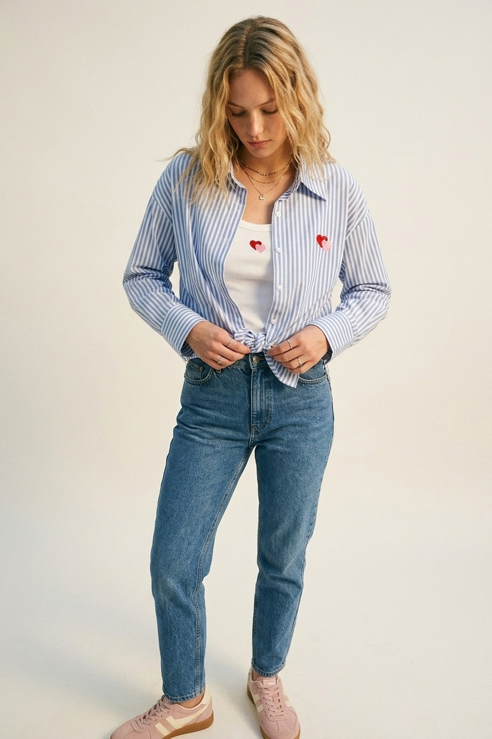 Set di maglietta e camicia 2 pezzi in cotone a righe blu con cuore ricamato