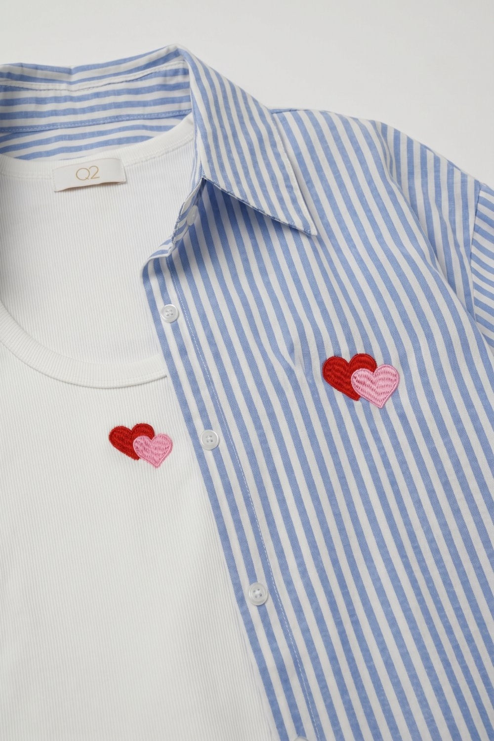 Set di maglietta e camicia 2 pezzi in cotone a righe blu con cuore ricamato
