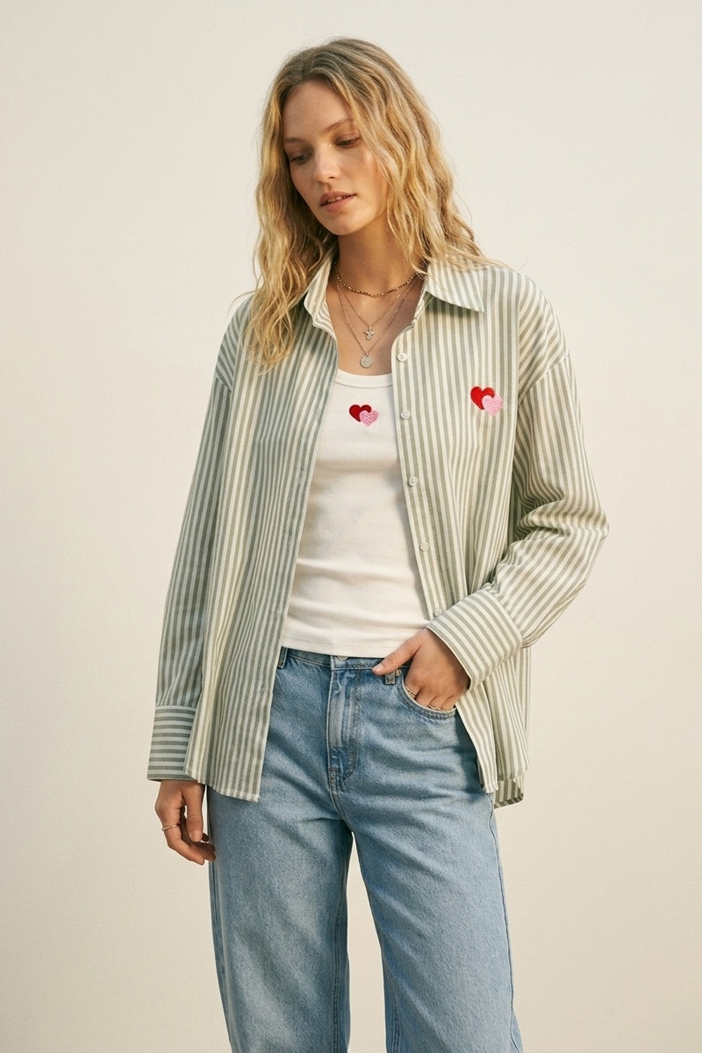 Q2 Set t-shirt e camicia a righe verdi in cotone ricamato con cuore 2 pezzi