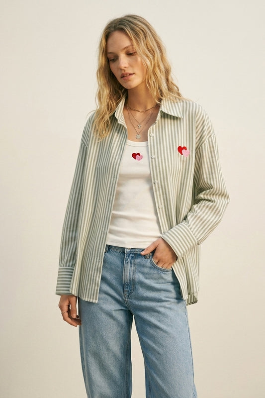 Q2 Set t-shirt e camicia a righe verdi in cotone ricamato con cuore 2 pezzi