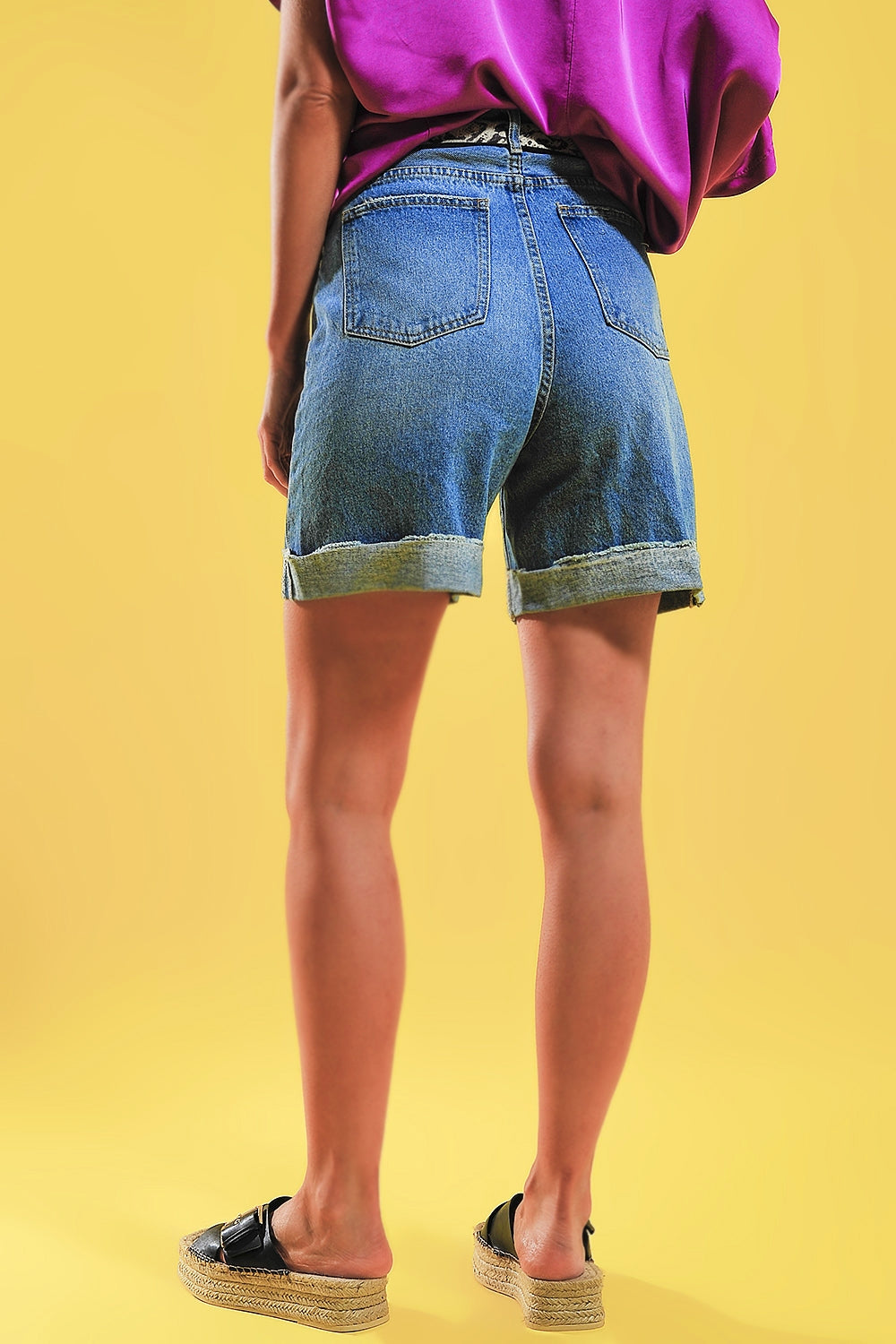 Shorts blu medio con bottoni sul davanti