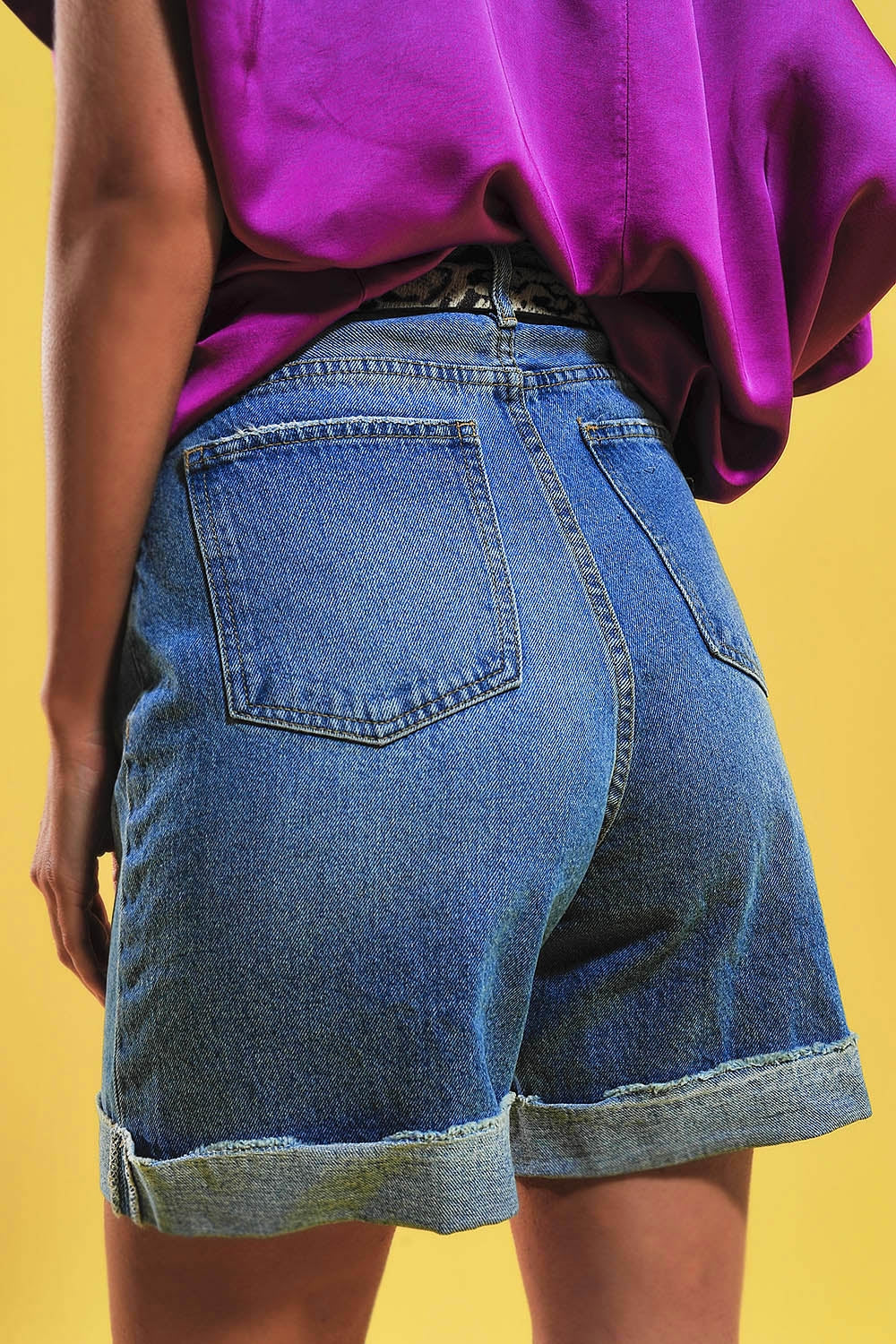 Shorts blu medio con bottoni sul davanti