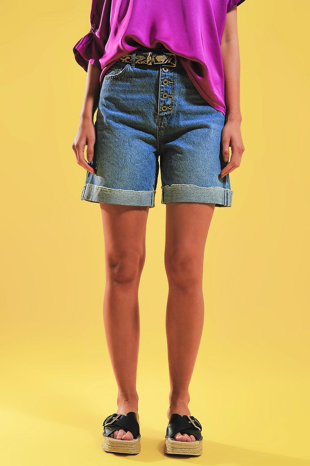 Shorts blu medio con bottoni sul davanti