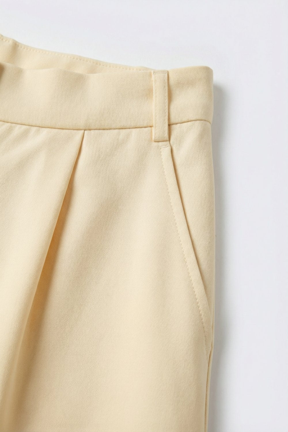 Shorts sartoriali giallo burro con dettaglio di pizzo