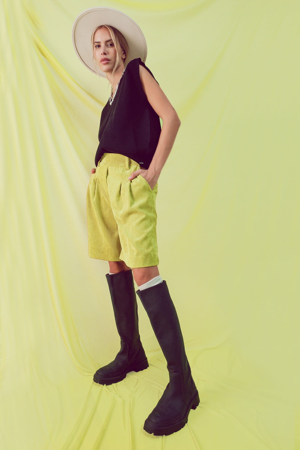 Shorts taglio lungo lime in velluto