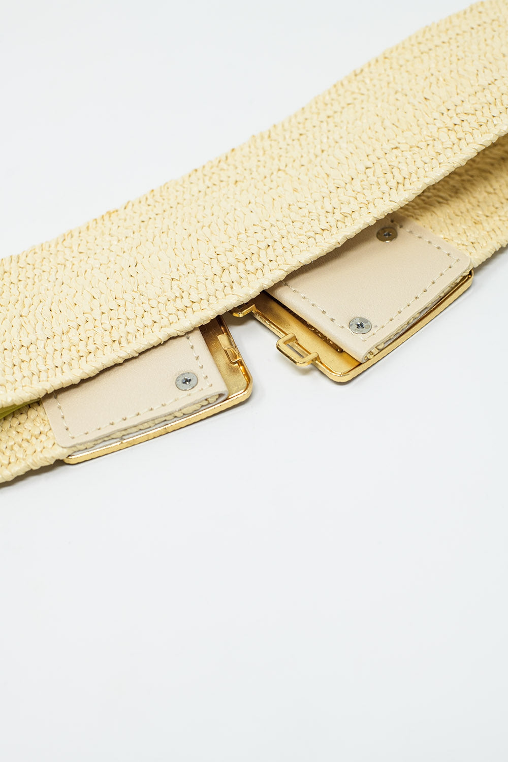 Spessa cintura intrecciata beige con fibbia quadrata con dettagli dorati