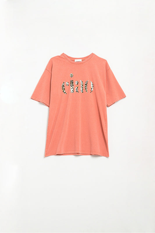 Q2 T-shirt arancione rilassata con Ciao in stampa leopardata