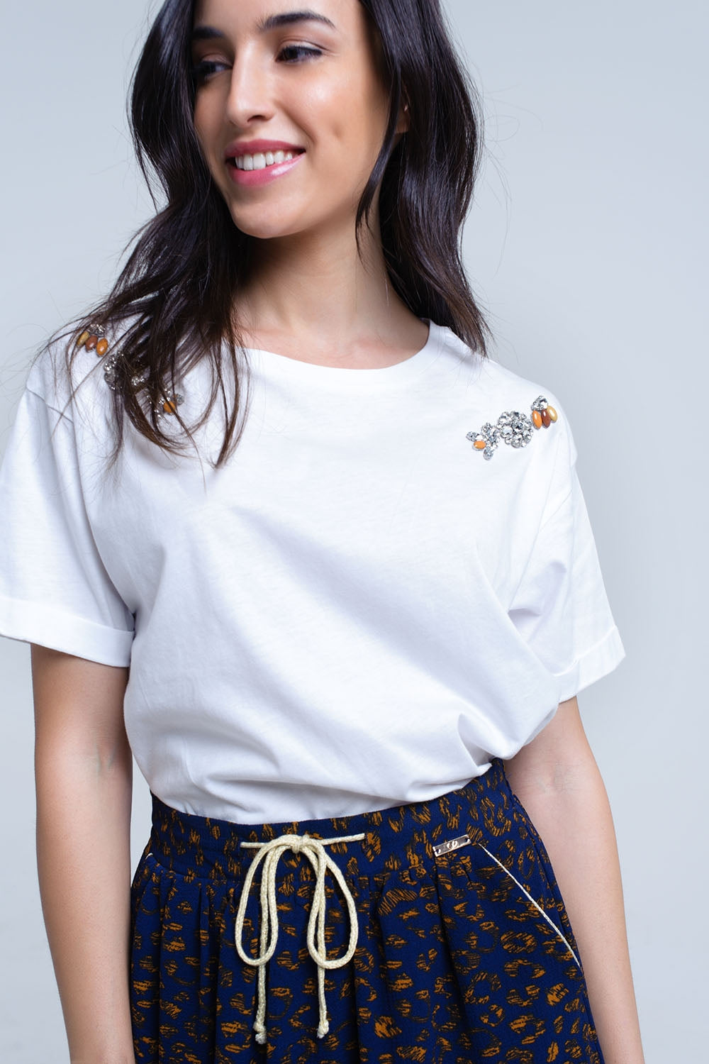 Q2 T-shirt bianca con strass di cristallo